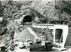 複線化工事を行う新青山トンネル東抗口と滝谷川橋梁の建設現場