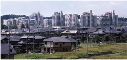 ローレルスクエア木津川台（手前は木津川台戸建住宅）