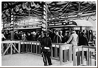 賑わう開業当日の上本町駅