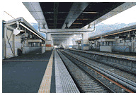 吉田駅。上部の阪神高速道路と一体構造になった全国でも珍しい高架駅