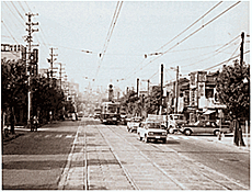 1966（昭和41）年9月拡幅される前の千日前通り、谷町9丁目から見た難波方面。この道路下にシールドでトンネルを掘削しました