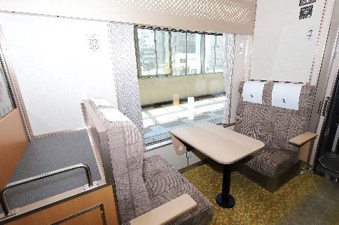 先頭車両のサロン席