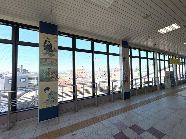 金魚モチーフの装飾（近鉄弥富駅）
