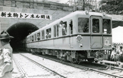 新しい生駒トンネルと祝賀列車（生駒口） 