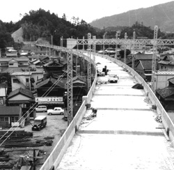 宇治山田・五十鈴川間で建設中の高架橋