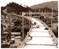 宇治山田駅から鳥羽方を見た建設中の高架橋。将来早期に複線化するため、複線幅で構築