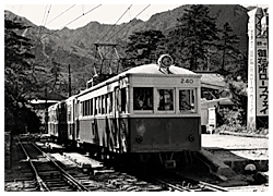 湯の山駅(現 湯の山温泉)に停車中のモ240 1959(昭和34)年9月