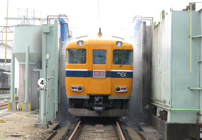 でんしゃを あらう ようす