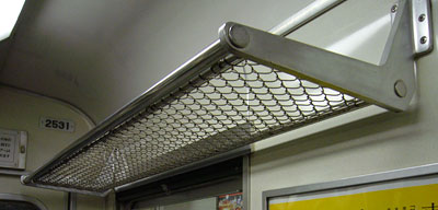 ものを　おく　ところが　「あみのめ」に　なっています。